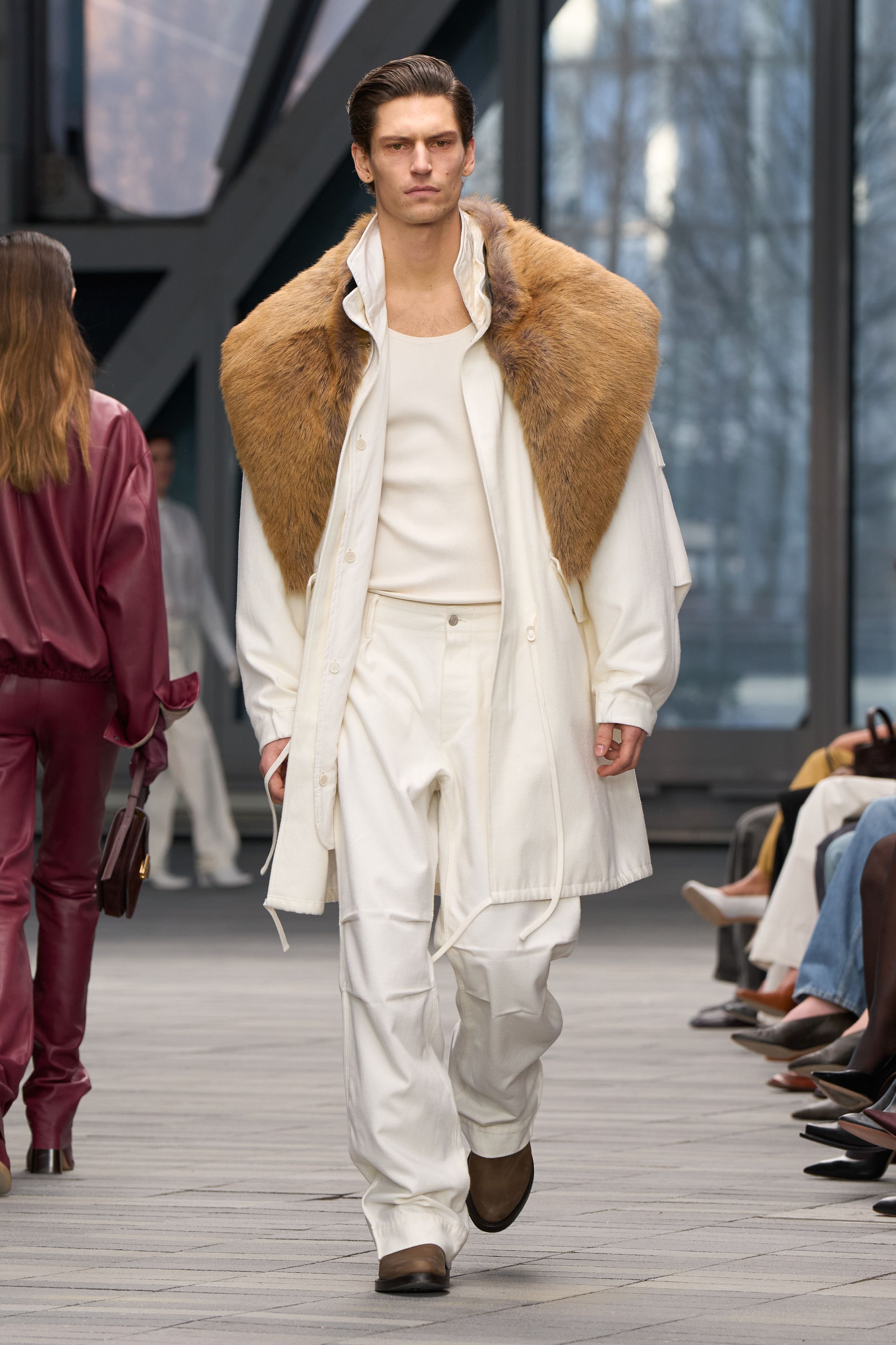 Calvin Klein Collection本季回归极简本源，以长款风衣、毛领大衣与流动中性色系塑造冷静而理性的都会气场，男女装并行呈现克制力量，在极简廓形中释放高级感与性感的含蓄表达-顽石频道趋势研究